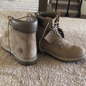 WATERPROOF TIMBERLANDS IN GOOD CONDITION